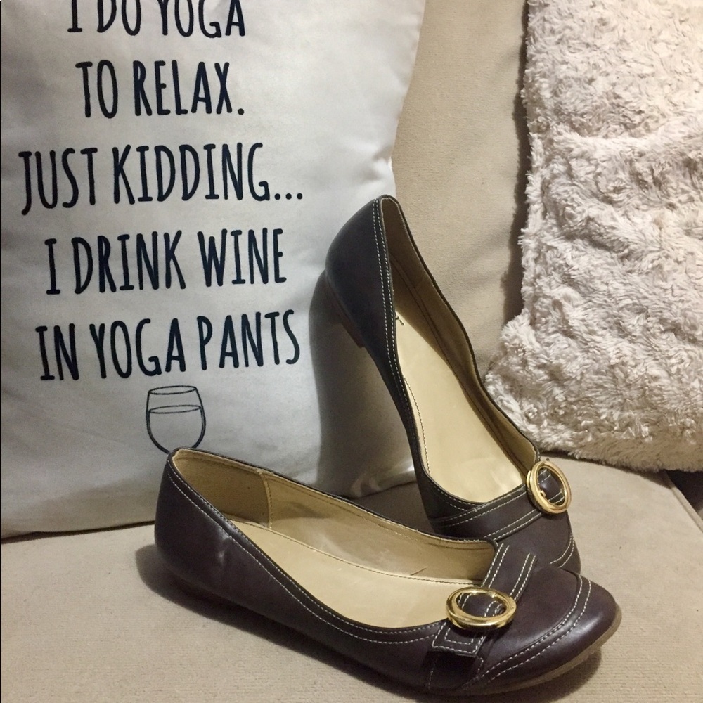 Dexter round toe brown flats with gold buckle